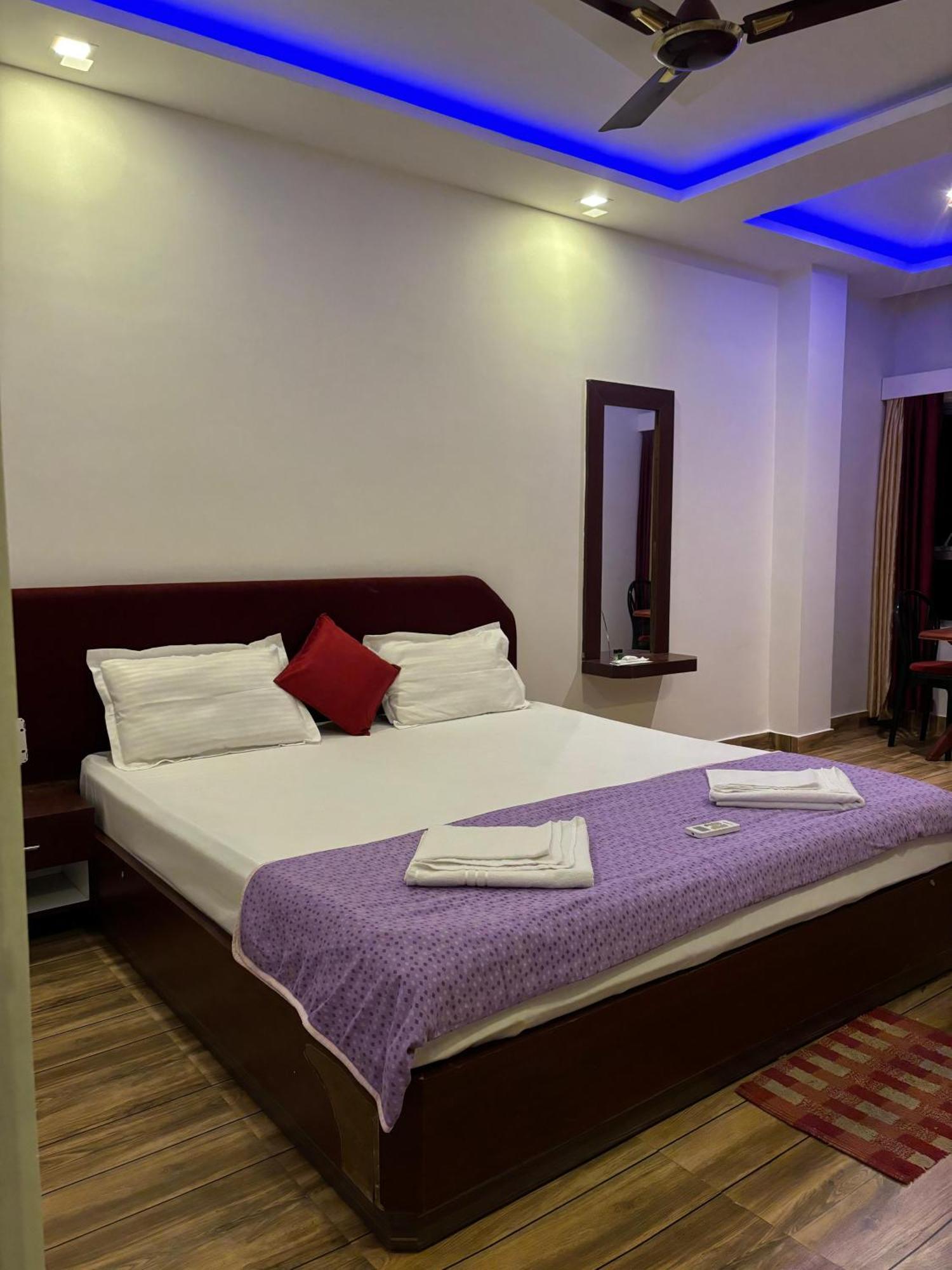 Shadipur The Tamarind Tree Hotel & Restaurant מראה חיצוני תמונה